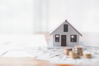 Konut kredisi yoluyla emlak yatırımları, hem sağlam yatırım hem de emlak alanında emlak sektöründe güvenli iş kararı olarak hizmet veren, konutu finanse etmenin yaygın bir yoludur. Gayrimenkul yatırımı finans.