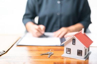 İpotek kredisi, genellikle gayrimenkule önemli bir yatırım olarak görülen ev satın alımının finansmanının önemli bir parçasıdır ve vasıflı bir temsilcinin rehberliği konut piyasasında sağlam mali kararlar sağlamaktadır..
