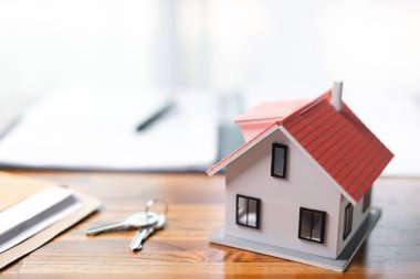 Konut kredisi yoluyla emlak yatırımları, hem sağlam yatırım hem de emlak alanında emlak sektöründe güvenli iş kararı olarak hizmet veren, konutu finanse etmenin yaygın bir yoludur. Gayrimenkul yatırımı finans.