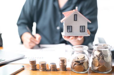Bir eve yatırım yapmak için ipotek kredisi almak ve krediyi yönetmek de dahil olmak üzere dikkatli bir mali planlama gerekir, zira bu bir eve önemli bir iş yatırımı yapıldığı anlamına gelmektedir..