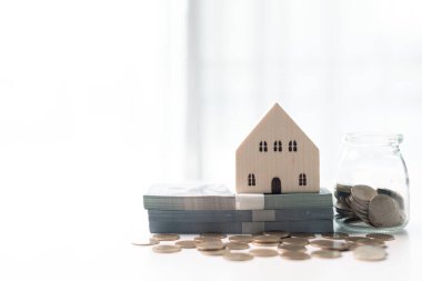 Finans ev yatırımları konsepti. Ev yatırımlarının finansmanı için bankadan ipotek şart olurken, sigorta istikrarsız finans sektöründe gayrimenkul mülklerini koruyor. ev yatırımları