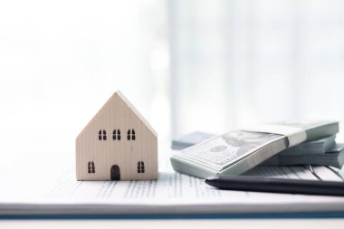 Finans ev yatırımları konsepti. Ev yatırımlarının finansmanı için bankadan ipotek şart olurken, sigorta istikrarsız finans sektöründe gayrimenkul mülklerini koruyor. ev yatırımları