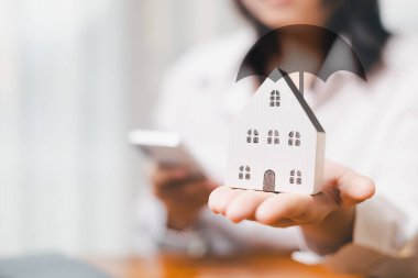 Sigortaya sahip olmak, mali planlama ve gayrimenkul yönetimi alanlarında hem ev hem de iş varlıklarının korunması ve güvenliğinin sağlanmasına yönelik bir güvenlik ve güvence duygusu sağlar..