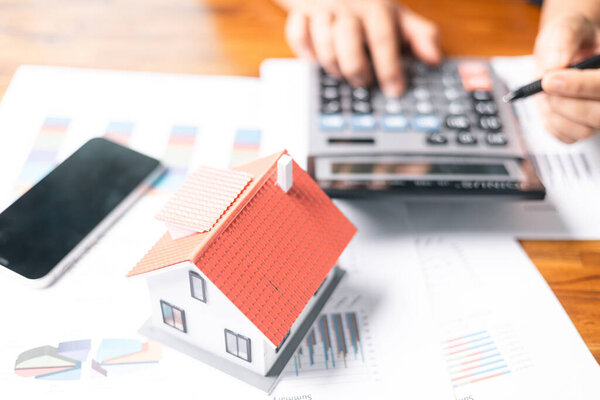 Инвестирование в дом требует тщательного финансового планирования, в том числе получения ипотечного кредита и управления кредитами, так как это означает значительное вложение денег в бизнес дома.