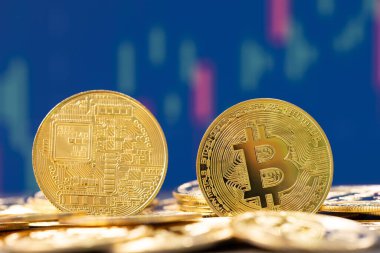 Altının değeri finans tablosunda dalgalanarak ekonomi ve döviz kurlarının dinamiklerini yansıtıyor, finans dünyasında yatırım kararları için hayati faktörler.