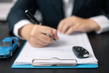 Galeri, otomobil kredisi veya kiralama da dahil olmak üzere çeşitli finans seçenekleri sunarak şirketten araba almayı veya kiralamayı kolaylaştırdı. Ajan kontratı gözden geçirdi, sigorta anlaşmasını sonuçlandırdı.