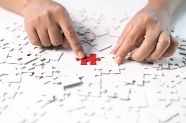 İş dünyasındaki her zorluğa stratejik bir yaklaşım geliştirmek yapbozu bir araya getirmek gibidir. Çözüm dikkatli bir planlama ve sağlam bir elle yerine oturur ve sonuç olarak başarıya götürür..