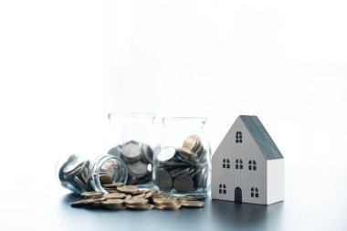 Konut kredisi kavramı, emlak satın alımının finansmanı için kredi sağlanması, bireylerin eve yatırım yapmasına ve potansiyel olarak ev sahipliği yoluyla iş büyütmesine olanak sağlamayı içeriyor. Kredi, finans, ev, para.