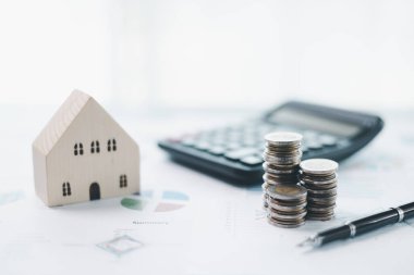 Konut kredisi kavramı, emlak satın alımının finansmanı için kredi sağlanması, bireylerin eve yatırım yapmasına ve potansiyel olarak ev sahipliği yoluyla iş büyütmesine olanak sağlamayı içeriyor. Kredi, finans, ev, para.