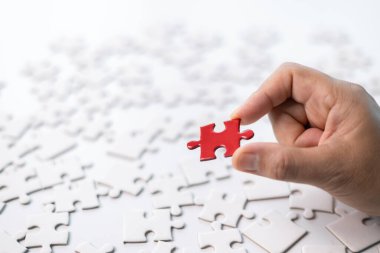 İş dünyasındaki her zorluğa stratejik bir yaklaşım geliştirmek yapbozu bir araya getirmek gibidir. Çözüm dikkatli bir planlama ve sağlam bir elle yerine oturur ve sonuç olarak başarıya götürür..