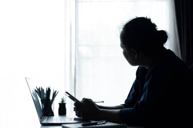 İş kadını ofiste zorlu bir sorunla karşılaştı, iş stresi ve depresyon arasında çözüm bulmak için bilgisayarını kullandı. problem, kadın, iş, iş, stres, depresyon.