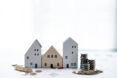 Konut kredisi kavramı, emlak satın alımının finansmanı için kredi sağlanması, bireylerin eve yatırım yapmasına ve potansiyel olarak ev sahipliği yoluyla iş büyütmesine olanak sağlamayı içeriyor. Kredi, finans, ev, para.