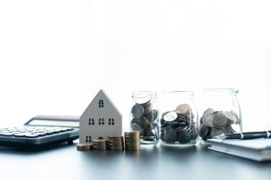 Konut kredisi kavramı, emlak satın alımının finansmanı için kredi sağlanması, bireylerin eve yatırım yapmasına ve potansiyel olarak ev sahipliği yoluyla iş büyütmesine olanak sağlamayı içeriyor. Kredi, finans, ev, para.