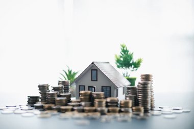 Konut kredisi kavramı, emlak satın alımının finansmanı için kredi sağlanması, bireylerin eve yatırım yapmasına ve potansiyel olarak ev sahipliği yoluyla iş büyütmesine olanak sağlamayı içeriyor. Kredi, finans, ev, para.