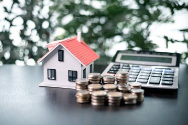 Mülk alımını finanse etmek için kredi alan girişimci, emlak işini hem ev hem de ipotek anlaşması çerçevesinde değerli bir varlık olarak kullanarak büyütmek için gayrimenkule yatırım yaptı..