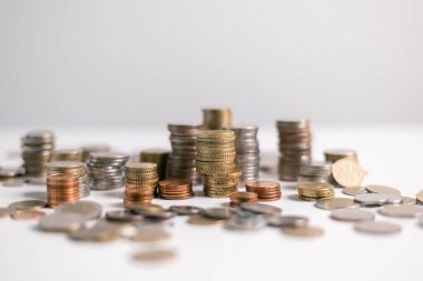 Para yığını, tasarruf ve yatırımdan iş ve bankacılığa kadar temel finans ilkelerini, ekonomi ve paranın yönetiminde hayati rol oynayan para birimlerini sembolize eder. finans, yatırım.