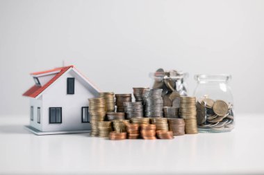 Bir ev için kredi almak gayrimenkul işinde temel bir finansal kavramdır, bir evi uzun vadeli bir varlığa dönüştürmek için önemli para yönetimi ve yatırım stratejileri içerir..