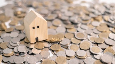 Bir ev için kredi almak gayrimenkul işinde temel bir finansal kavramdır, bir evi uzun vadeli bir varlığa dönüştürmek için önemli para yönetimi ve yatırım stratejileri içerir..