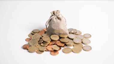 Para yığını, tasarruf ve yatırımdan iş ve bankacılığa kadar temel finans ilkelerini, ekonomi ve paranın yönetiminde hayati rol oynayan para birimlerini sembolize eder. finans, yatırım.