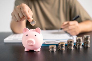 Maliyenin düzgün yönetimi gelir ve tasarrufların dengelenmesini, yatırım ve krediler için para ve sikkeleri stratejik olarak kullanmayı, iş bütçesini optimize etmeyi ve kazanç potansiyelini en üst düzeye çıkarmayı içerir..