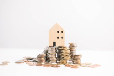 Konut kredisi için yapılan yatırımlar, genellikle bir finans acentesinin evinizin iş ve mülkiyet yönlerini en iyi şekilde kullanabilmesi için yardımcı olmasıyla ipotek kredisini güvence altına almayı içerir. Yatırım, borç.