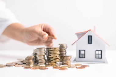 Konut kredisi için yapılan yatırımlar, genellikle bir finans acentesinin evinizin iş ve mülkiyet yönlerini en iyi şekilde kullanabilmesi için yardımcı olmasıyla ipotek kredisini güvence altına almayı içerir. Yatırım, borç.