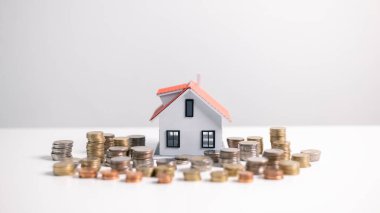 Konut kredisi için yapılan yatırımlar, genellikle bir finans acentesinin evinizin iş ve mülkiyet yönlerini en iyi şekilde kullanabilmesi için yardımcı olmasıyla ipotek kredisini güvence altına almayı içerir. Yatırım, borç.