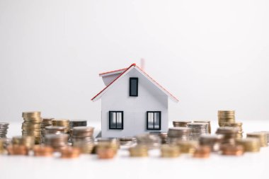 Konut kredisi için yapılan yatırımlar, genellikle bir finans acentesinin evinizin iş ve mülkiyet yönlerini en iyi şekilde kullanabilmesi için yardımcı olmasıyla ipotek kredisini güvence altına almayı içerir. Yatırım, borç.