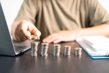 Para biriktirmek, vergileri verimli bir şekilde yönetmek ve kredileri güvence altına almak finansal büyüme için gerekli olduğu için, akıllı para yatırımı servetinizi artırabilir. para, yatırım, para, tasarruf, vergi, zenginlik.