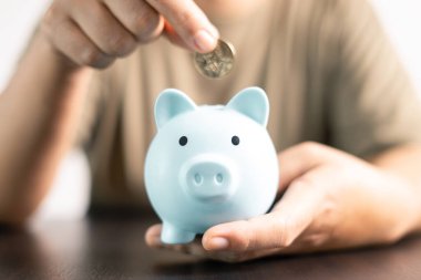 Para biriktirmek, vergileri verimli bir şekilde yönetmek ve kredileri güvence altına almak finansal büyüme için gerekli olduğu için, akıllı para yatırımı servetinizi artırabilir. para, yatırım, para, tasarruf, vergi, zenginlik.
