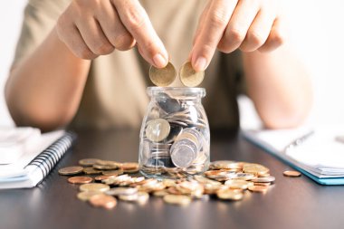 Para biriktirmek, vergileri verimli bir şekilde yönetmek ve kredileri güvence altına almak finansal büyüme için gerekli olduğu için, akıllı para yatırımı servetinizi artırabilir. para, yatırım, para, tasarruf, vergi, zenginlik.