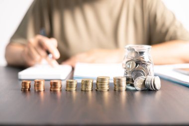 Para biriktirmek, vergileri verimli bir şekilde yönetmek ve kredileri güvence altına almak finansal büyüme için gerekli olduğu için, akıllı para yatırımı servetinizi artırabilir. para, yatırım, para, tasarruf, vergi, zenginlik.