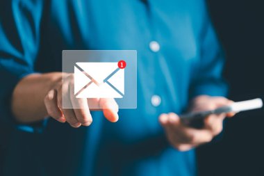 Şirketler, internet pazarlama stratejilerinin bir parçası olarak müşterilerine elektronik posta ve bülten göndererek sosyal medya ve telefon gibi çeşitli platformlar aracılığıyla mesajlar gönderiyorlar. elektronik posta.