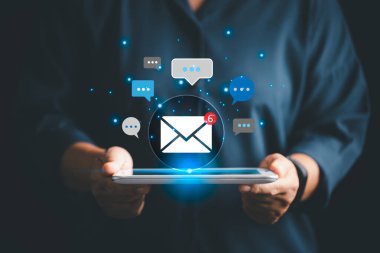 İş dünyası elektronik postayı iletişim için anahtar teknoloji olarak kullandı, müşterilerle iletişimi sürdürmek için siber uzay aracılığıyla pazarlama mesajları ve mektuplar gönderdi. elektronik posta, siber uzay, harf.