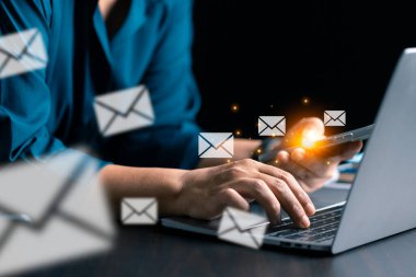 Şirket e-posta pazarlamasını kullanarak internet ortamına bağlanan haber bültenleri ve tanıtım içerikleri gönderiyor ve müşterilere çevrimiçi olarak ulaşıyordu. e-posta, içerik, pazarlama, haber bülteni.