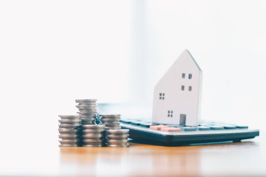 Gayrimenkul yatırımları arasında sık sık bir ev için ipotek kredisi sağlanması, büyüme potansiyelinin emlak varlıkları kiralama veya satın alma kararıyla dengelenmesi yer alıyor. finans, mülk, ev, yatırım