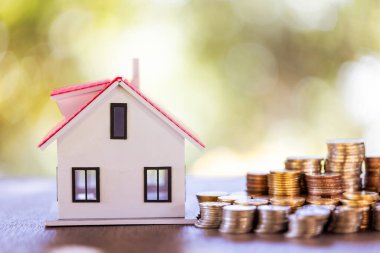 Bir ev için para biriktirmek hem kişisel finansmanı hem de ekonomiyi güçlendirebilecek önemli bir mali yatırımdır. Tasarruf, para, ev, finans, finans, yatırım, tasarruf, iş, para, ev.