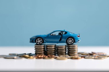 Para biriktirip bir araç satın almak, iş ve sigorta yönleri de dahil olmak üzere araç finansmanı kavramını anlamak ve satın almak için madeni para toplamak. Kaydet, para, araba, finans, sigorta, iş.