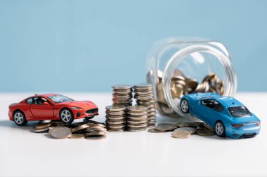 Para biriktirip bir araç satın almak, iş ve sigorta yönleri de dahil olmak üzere araç finansmanı kavramını anlamak ve satın almak için madeni para toplamak. Kaydet, para, araba, finans, sigorta, iş.