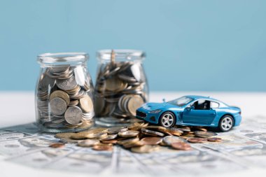 Bir araba al, para biriktir ve toplam mali değerini, piyasa değerini ve sigorta masraflarını düşün. araba, para, tasarruf, sigorta, alım, mali, değer, pazar, toplam değer, kavram.