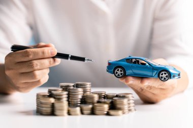 Para biriktirmek ve madeni paraları akıllıca yönetmek, satın almaya karar verdiğinizde bir araba kredisinin maliyetini bankacılık ve iş stratejileri yoluyla finanse etmeye yardımcı olabilir. para, araba, tasarruf, para, finans, kredi, maliyet, iş.