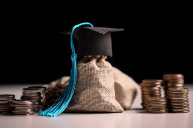 Yurtdışında okuyun, üniversite finansmanınızı dikkatlice planlayarak, öğrenci borçlarını azaltarak ve finansal tasarruf stratejilerini öncelik vererek para biriktirin ve eğitim maliyetlerini yönetin. Kaydet, para.