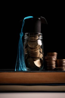 Yurtdışında okuyun, üniversite finansmanınızı dikkatlice planlayarak, öğrenci borçlarını azaltarak ve finansal tasarruf stratejilerini öncelik vererek para biriktirin ve eğitim maliyetlerini yönetin. Kaydet, para.