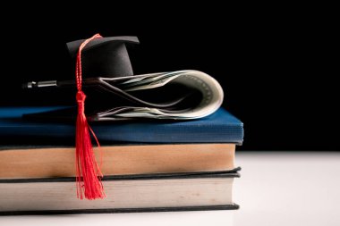 Üniversite için para biriktir, finans oku, banka hesaplarını akıllıca yönet ve eğitime dikkatli finansal planlama ve tasarruf gerektiren değerli yatırım olarak bak. tasarruf, para, eğitim, finans, eğitim
