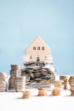 Bir ev alın, özenle para biriktirin, finans ve tasarruf stratejilerini anlayın, ve ev kredisini finansal ve iş geleceğiniz için çok önemli bir yatırım olarak düşünün. Tasarruf, para, ev, finans, tasarruf