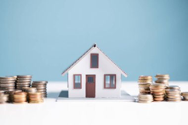 Bir ev alın, özenle para biriktirin, finans ve tasarruf stratejilerini anlayın, ve ev kredisini finansal ve iş geleceğiniz için çok önemli bir yatırım olarak düşünün. Tasarruf, para, ev, finans, tasarruf