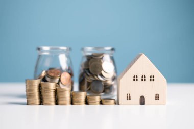 Bir ev alın, kredi için para biriktirin, ev sermayesini anlayın ve ek fonlar için madeni para toplarken sigortanın değerini düşünün. ev, ev, kredi, sermaye, tasarruf, değer, satın alma, para, para.