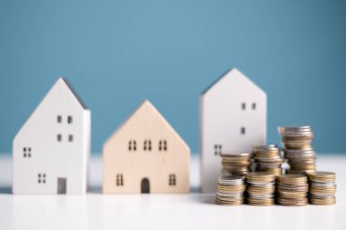 Kredi için para biriktirme kavramı ev veya konut satın alırken borçların azaltılmasına yardımcı olurken, banka özsermayesinin herhangi bir iş yatırımı için şart olduğunu anlayabilir. kredi, para, ev, ev, banka, borç, konsept.