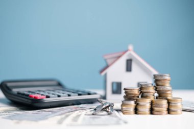 Kredi için para biriktirme kavramı ev veya konut satın alırken borçların azaltılmasına yardımcı olurken, banka özsermayesinin herhangi bir iş yatırımı için şart olduğunu anlayabilir. kredi, para, ev, ev, banka, borç, konsept.
