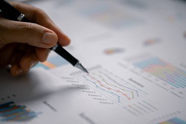 Mali hazırlanmış rapordan sorumlu kişi, hem grafik hem de grafik biçimlerinde sunulan muhasebe verilerinin ayrıntılı analizini içerir. datum, analiz, grafik, iş, muhasebe, rapor, grafik.